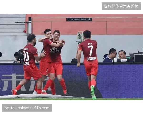 拜仁慕尼黑在八分之一决赛两回合以10-2的总比分淘汰亚特兰大,展现了强大的攻防统治力 拜仁慕尼黑在八分之一决赛两回合以10-2的总比分淘汰亚特兰大,展现了强大的攻防统治力
